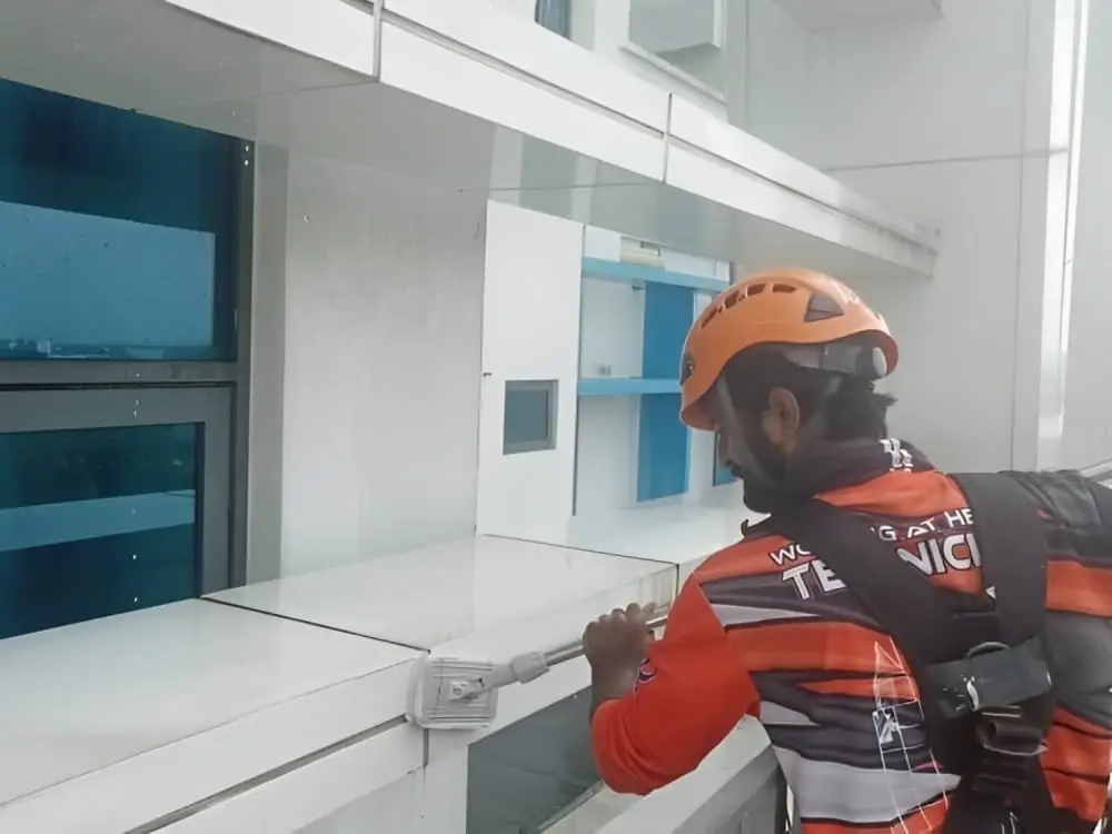 Vertical Pro Sdn Bhd High rise Cleaning Service